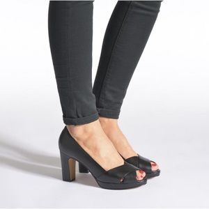 Clarks Jenness Cloud Leather Shoes, Black Size 8